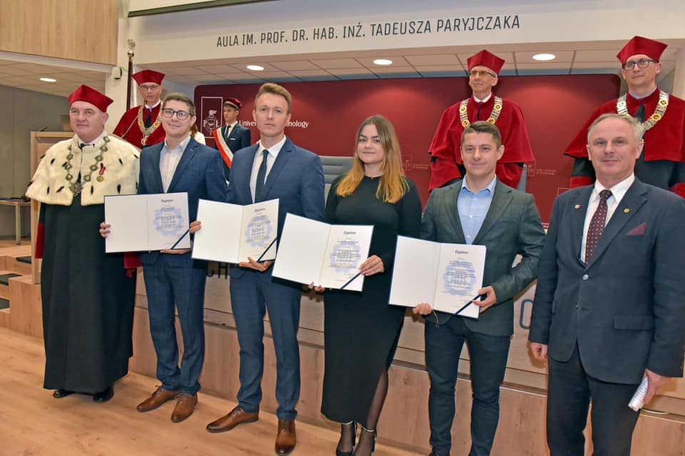 8 listopada 2023r. odbyło się uroczyste posiedzenie Senatu Politechniki Łódzkiej, na którym zostały wręczone odznaczenia i medale dla pracowników oraz nagrody dla najlepszych studentów i absolwentów Politechniki Łódzkiej.